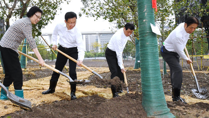 上海市领导和市民代表来到世博文化公园参加植树活动